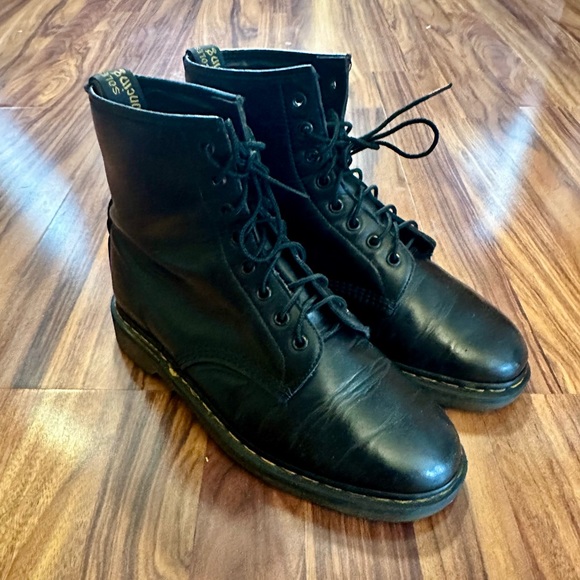 Dr. Martins Original boots Made in England 9m - Picture 1 of 8